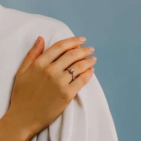 Anello solitario Petali Comete in oro e diamanti