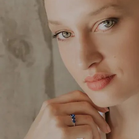 18 kt white gold Comete ring with sapphires and diamonds