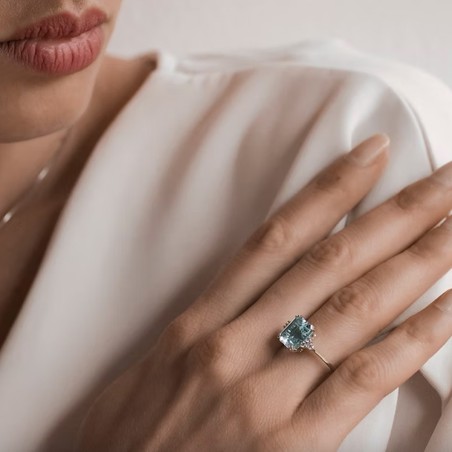 18kt white gold Comete ring with aquamarine and diamonds